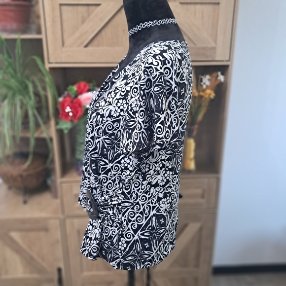 Serenade Faux Wrap Blouse Black White Floral Short Sleeve V-Neck Career Office - Picture 4 of 9